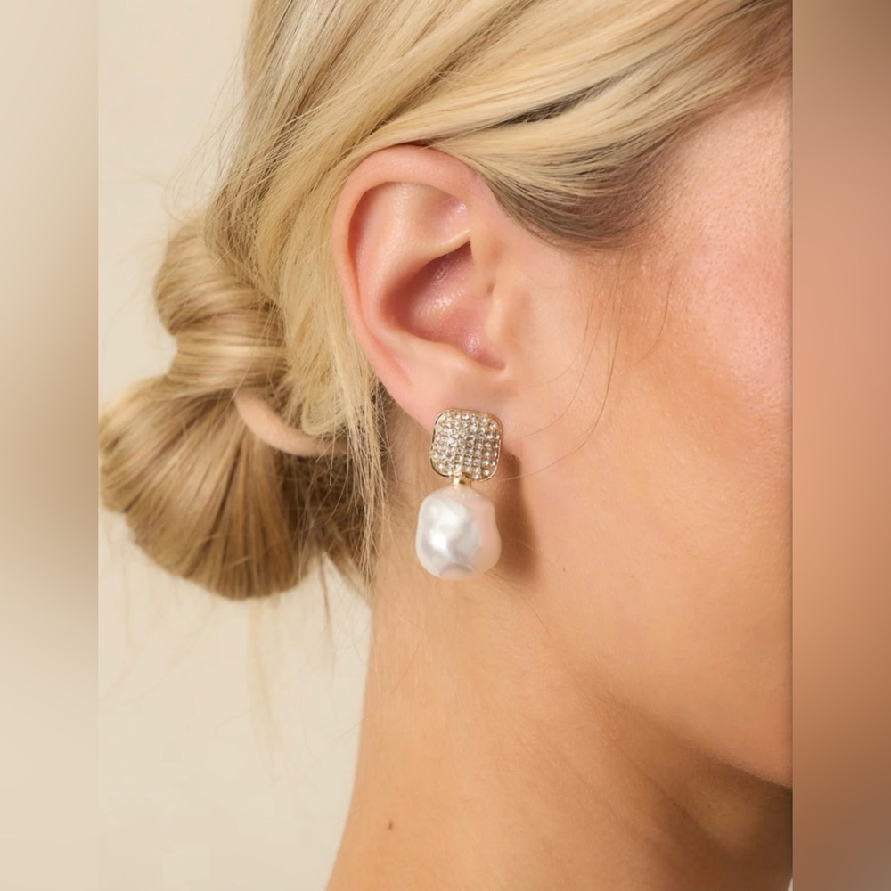 Gold Rhinestone & Ivory Pearl Dangle Earrings | NWT | Red Dress | Lightweight